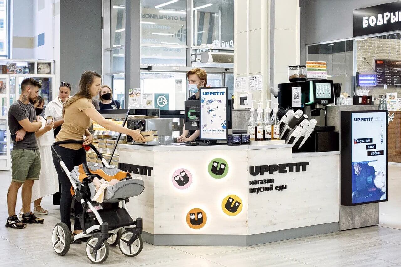 Команда и гости у стойки Uppetit